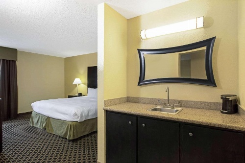 La Quinta Inn & Suites by Wyndham Salina image 17