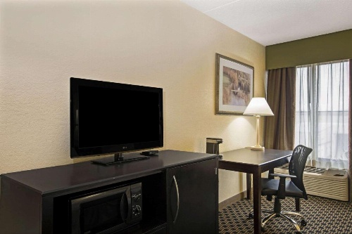 La Quinta Inn & Suites by Wyndham Salina image 20