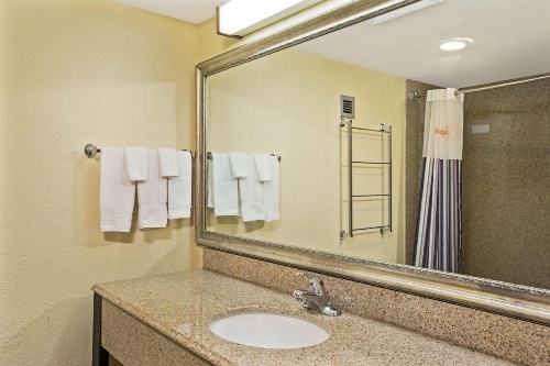 La Quinta Inn & Suites by Wyndham Salina image 21