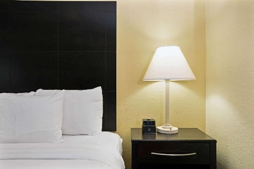 La Quinta Inn & Suites by Wyndham Salina image 24