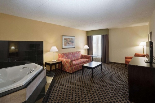La Quinta Inn & Suites by Wyndham Salina image 36