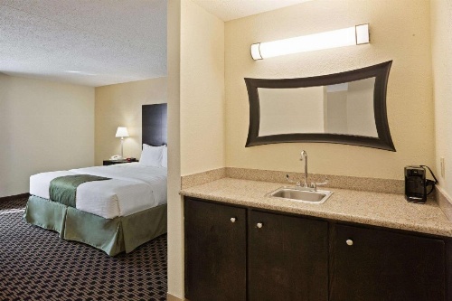 La Quinta Inn & Suites by Wyndham Salina image 40