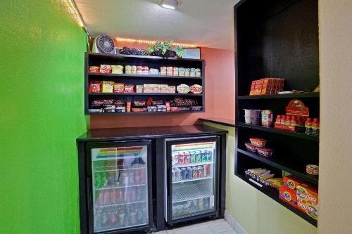 La Quinta Inn & Suites by Wyndham Salina image 41